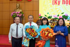 Lãnh đạo tỉnh Tây Ninh tặng hoa chúc mừng bà Nguyễn Đài Thy và ông Trương Thanh Liêm. (Nguồn: Cổng thông tin điện tử tỉnh Tây Ninh)