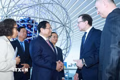 Thủ tướng Phạm Minh Chính tham quan Triển lãm hạt nhân tại Moskva. (Ảnh: Dương Giang/TTXVN)