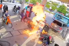 Cận cảnh ôtô làm đổ trụ bơm xăng, gây cháy dữ dội