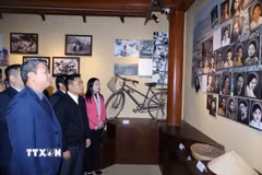 Lãnh đạo tỉnh Thanh Hóa tham quan Nhà lưu niệm giáo viên và học sinh trong khu tưởng niệm. (Ảnh: Hoa Mai/TTXVN)