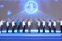 Các đại biểu thực hiện nghi thức triển khai thi công dự án Nhà máy Nhiệt điện Quảng Trạch II. (Nguồn: EVN)