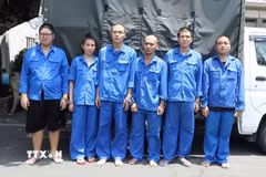 Các đối tượng tại cơ quan công an. (Ảnh: TTXVN phát)