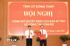 Đồng chí Nguyễn Thành Tâm, Ủy viên Trung ương Đảng, Phó Trưởng Ban Tổ chức Trung ương trao Quyết định của Ban Bí thư chỉ định đồng chí Nguyễn Thanh Nhàn giữ chức Phó Bí thư Tỉnh uỷ Đồng Tháp. (Ảnh: Hồng Nhung/TTXVN)