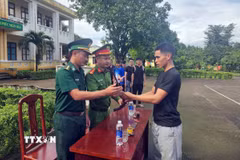 Người dân xã vùng biên Ia Đal (Quảng Ngãi) tự nguyện bàn giao súng tự chế cho đồn Biên phòng Ia Đal. (Ảnh: Cao Nguyên/TTXVN)