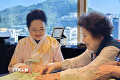 Phu nhân Nguyễn Thị Thanh Nga trải nghiệm nghệ thuật thắt nút chỉ Hàn Quốc. (Ảnh: Đào Lâm/TTXVN)