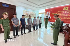 Các đối tượng tại cơ quan công an. (Ảnh: TTXVN phát)