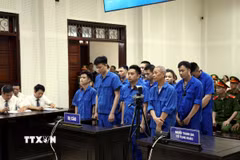 Các bị cáo nghe Hội đồng xét xử tuyên án. (Ảnh: Đức Hiếu/TTXVN)