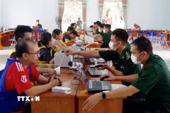 Cán bộ Bộ đội Biên phòng tỉnh Tây Ninh lấy lời khai, làm thủ tục nhập cảnh cho các công dân được lực lượng Campuchia trao trả. (Ảnh: TTXVN phát)