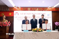 Lãnh đạo Sở Tài chính Thành phố Hồ Chí Minh và Tổng Công ty Nhà đất Hàn Quốc ký kết biên bản ghi nhớ về “Chương trình đối tác tăng trưởng đô thị.” (Ảnh: Tiến Lực/TTXVN)