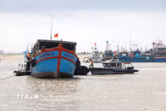 Khẩn trương hỗ trợ ngư dân khắc phục sự cố tàu cá bị chìm