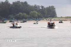 Lực lượng bộ đội biên phòng tuần tra kiểm soát tàu cá ra vào tại cảng cá La Gi. (Ảnh: Nguyễn Thanh/TTXVN)