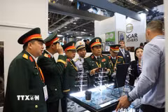 Thượng tướng Phùng Sĩ Tấn tham quan khu trưng bày các thiết bị hỗ trợ bộ binh trong chiến đấu. (Ảnh Hữu Tiến/TTXVN)