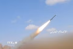 Lực lượng Houthi tại Yemen phóng tên lửa. (Ảnh: IRNA/TTXVN)