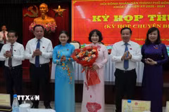 Các đồng chí trong Thường trực Thành ủy tặng hoa chúc mừng bà Nguyễn Thị Cát Tiên được bầu giữ chức Phó Chủ tịch Ủy ban Nhân dân thành phố Đồng Nai. (Ảnh: Sỹ Tuyên/TTXVN)