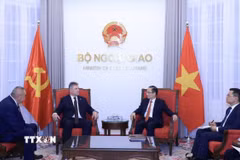 Bộ trưởng Bộ Ngoại giao Lê Hoài Trung tiếp đồng chí Roman Roun, Chủ tịch Đảng Cộng sản Séc Morava (KSCM). (Ảnh: Tuấn Anh/TTXVN)