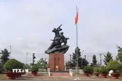 Tượng đài "Ba chiến sỹ gang thép" tại khu Di tích lịch sử Chiến thắng Ấp Bắc ở xã Tân Phú, tỉnh Đồng Tháp, nhắc nhở người dân về lịch sử oai hùng của địa phương. (Ảnh: Hữu Chí/TTXVN)