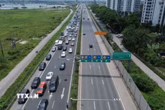 Các phương tiện trên cao tốc Pháp Vân-Cầu Giẽ hướng vào trung tâm Hà Nội. (Ảnh: Quốc Khánh/TTXVN)