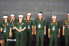 Nhiều cựu chiến binh đến tham gia trải nghiệm "Trở về thời khắc thiêng liêng" tại lễ khai mạc. (Ảnh: Hữu Duyên/TTXVN)