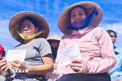 Các cử tri trên đảo Hòn Chuối (Cà Mau) phấn khởi khi cầm trên tay các lá phiếu bầu cử Quốc hội và Hội đồng Nhân dân các cấp. (Ảnh: Chanh Đa/TTXVN)