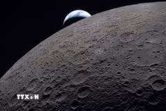 Hình ảnh Mặt Trăng và Trái Đất được quan sát từ tàu vũ trụ Orion trong sứ mệnh Artemis II, ngày 6/4/2026. (Ảnh: THX/TTXVN)