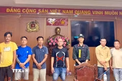 Các đối tượng trong đường dây đánh bạc qua mạng bị bắt giữ. (Ảnh: TTXVN phát)