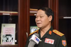 Trung tướng Vongsone Inpanphim, Chủ nhiệm Tổng cục Chính trị Quân đội nhân dân Lào, Thứ trưởng Bộ Quốc phòng Lào, trả lời phỏng vấn. (Ảnh: Xuân Tú/TTXVN)