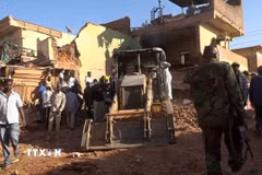 Cảnh đổ nát sau vụ pháo kích tại khu chợ Sabreen ở Omdurman, Sudan, ngày 1/2/2025. (Ảnh: THX/TTXVN)