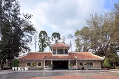 Khu lưu niệm Chủ tịch Tôn Đức Thắng là điểm đến văn hóa-lịch sử tiêu biểu, thu hút đông đảo du khách đến tham quan trên xã đảo Mỹ Hòa Hưng (tỉnh An Giang). (Ảnh: Thanh Sang/TTXVN)