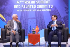 Thủ tướng Phạm Minh Chính gặp Chủ tịch Hội đồng châu Âu Antonio Costa trong khuôn khổ Hội nghị Cấp cao ASEAN lần thứ 47 tại Malaysia. (Ảnh: Dương Giang/TTXVN)