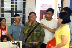 Chính quyền xã Mường Nhé, tỉnh Điện Biên đến thăm hỏi, động viên người nhà nạn nhân. (Ảnh: TTXVN phát)