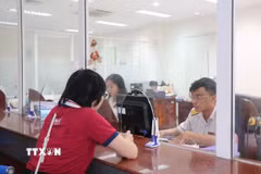 Cán bộ Thuế tư vấn, hỗ trợ người nộp thuế. (Ảnh minh họa: Thu Hiền/TTXVN)