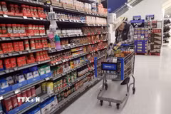 Người tiêu dùng chọn mua hàng hóa trong cửa hàng của Walmart ở Vancouver, Canada ngày 20/4/2026. (Ảnh: THX/TTXVN)