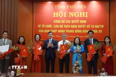 Thường trực Tỉnh ủy Phú Yên trao quyết định điều động, bổ nhiệm nhân sự. (Ảnh: Xuân Triệu/TTXVN)