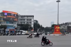 Giao thông tại ngã 6 Ô Chợ Dừa. (Ảnh: Quốc Lũy/TTXVN)