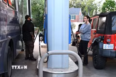 Người dân mua xăng tại trạm xăng ở Arlington, Virginia, Mỹ. (Ảnh: THX/TTXVN)