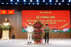 Thượng tướng Lê Quốc Hùng, Thứ trưởng Bộ Công an, trao quyết định của Bộ trưởng Bộ Công an và tặng hoa chúc mừng Đại tá Nguyễn Đình Dương, Giám đốc Công an thành phố Huế. (Ảnh: Nguyên Lý/TTXVN)