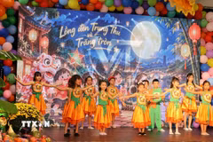 Tiết mục múa "Lồng đèn Trung Thu và trăng tròn tròn." (Ảnh: Thu Hằng/TTXVN)