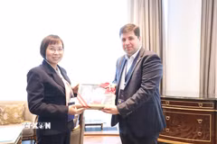 Tổng Giám đốc TTXVN Vũ Việt Trang với Giám đốc điều hành Tổ hợp truyền thông Kazakhstan (TRK) Robert Muradyan. (Ảnh: Văn Hiếu/TTXVN)