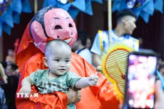 Chương trình nghệ thuật “Trăng rằm tỏa sáng - Thắp sáng tương lai”, mang đến nhiều trải nghiệm hấp dẫn cho các gia đình, đặc biệt là các em thiếu nhi. (Ảnh: Thanh Tùng/TTXVN)