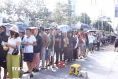 Rất đông người dân xếp hàng mua vé xem trận chung kết bóng chuyền VTV Cup 2025. (Ảnh: Nguyễn Thảo/TTXVN)