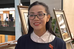 Đại biểu Trịnh Thị Tú Anh (Lâm Đồng) trả lời phỏng vấn. (Ảnh: Hải Ngọc/TTXVN)