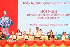 Ủy viên Bộ Chính trị, Thường trực Ban Bí thư Trần Cẩm Tú cùng Đoàn Đại biểu Quốc hội tỉnh Lào Cai tiếp xúc cử tri phường Yên Bái, Nam Cường, Âu Lâu và Văn Phú (tỉnh Lào Cai). (Ảnh: Tuấn Anh/TTXVN)