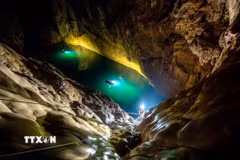 Du khách chinh phục, leo lên Bức tường Việt Nam cao 90m trong Tour khám phá du lịch mạo hiểm hang Sơn Đoòng. (Ảnh: TTXVN phát)