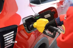 Bơm xăng cho phương tiện tại trạm xăng ở Giang Tô, Trung Quốc. (Ảnh: THX/TTXVN)