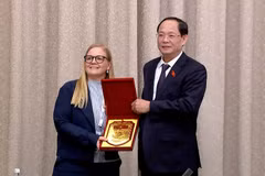 Phó Chủ tịch Quốc hội Trần Quang Phương tặng quà lưu niệm cho Phó Chủ tịch Quốc hội Thụy Điển Julia Kronlid. (Nguồn: Quốc hội)