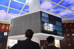 Nhà đầu tư theo dõi diễn biến thị trường cổ phiếu tại sàn HOSE. (Ảnh: Hứa Chung/TTXVN)