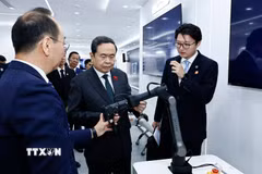 Chủ tịch Quốc hội Trần Thanh Mẫn tham quan, tìm hiểu sản phẩm màn hình tương tác ứng dụng công nghệ AI trong các lĩnh vực tại Tập đoàn CVTE, Khu kinh tế Diệc Trang. (Ảnh: Doãn Tấn/TTXVN)
