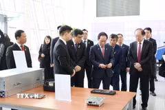 Phó Thủ tướng Chính phủ Lê Tiến Châu và Đoàn công tác tham quan Viện nghiên cứu công nghệ thông tin liên ngành chuyên nghiên cứu về công nghệ AI và lượng tử của Đại học Thanh Hoa. (Ảnh: Công Tuyên/TTXVN)