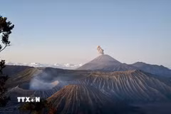 Núi lửa Semeru phun cột tro, trong khi khói bốc lên từ miệng núi lửa Bromo, thuộc quần thể núi lửa Tengger, tỉnh Đông Java, Indonesia. (Ảnh: Đỗ Quyên/TTXVN)