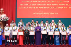 Thượng tướng Lê Văn Tuyến, Thứ trưởng Bộ Công an và Phó Chủ tịch, Tổng Thư ký Ủy ban Trung ương Mặt trận Tổ quốc Việt Nam Hà Thị Nga trao Bằng khen của Bộ trưởng Bộ Công an cho các tập thể và cá nhân điển hình tiên tiến trong phong trào toàn dân bảo vệ An ninh Tổ quốc, giai đoạn 2016-2026. (Ảnh: Phạm Kiên/TTXVN)